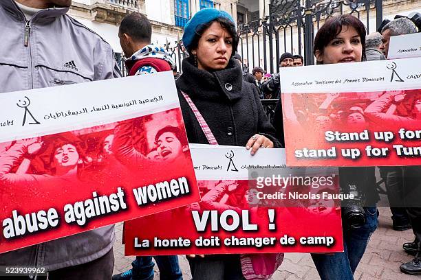 The bloggueuse Lina Ben Mhenni in front of the court of Tunis and small about ten demonstrators come support Meriem, the young woman raped by two...