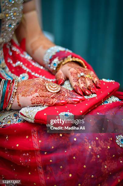 bridal hands - pakistani gold jewelry 個照片及圖片檔