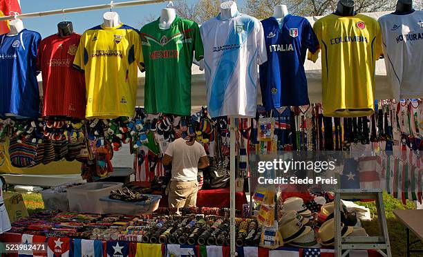 outdoor vendor at hispanic festival - banca de mercado imagens e fotografias de stock