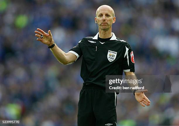 Mike Riley Referee Photos and Premium High Res Pictures - Getty Images