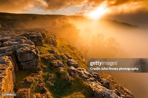 malham cove sunrise. yorkshire dales. uk. - yorkshire dales nationalpark stock-fotos und bilder