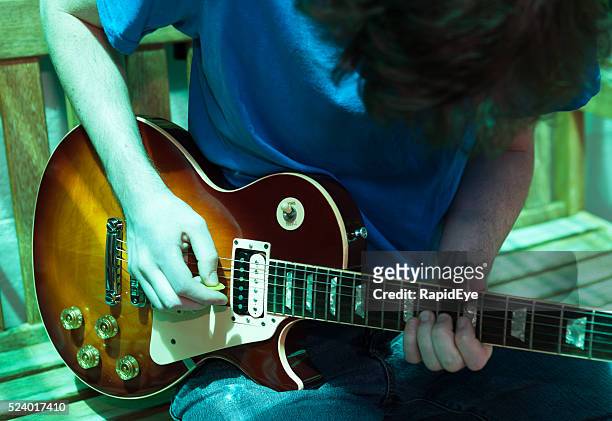ラプソディ ブルー：若いギタリストがギブソンレスポール標準 - gibson les paul ストックフォトと画像