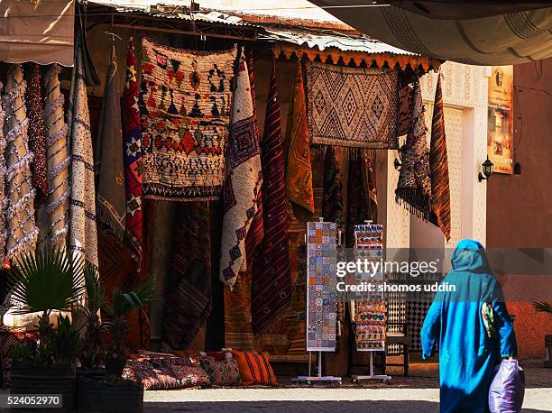 colourful rugs at the souk of marrakech - souq photos et images de collection