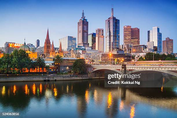 melbourne at dusk - victoria australia photos et images de collection