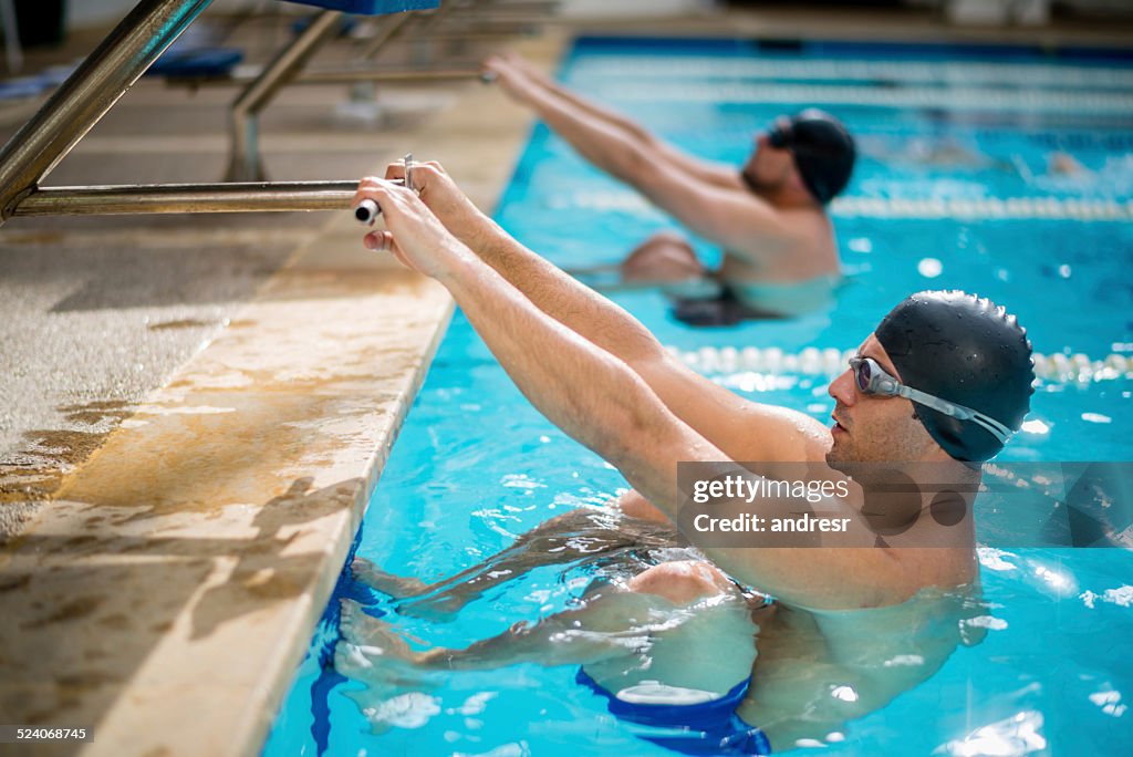 Les nageurs à une course