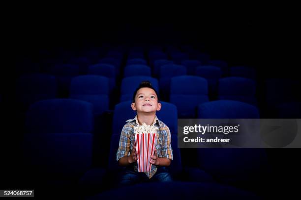 niño en la sala de cine - children in cinema fotografías e imágenes de stock