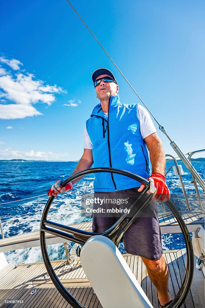 Senior Segeln Segelboot mit skipper