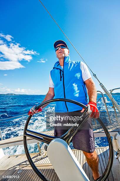 senior segeln segelboot mit skipper - captain yacht stock-fotos und bilder