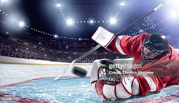 ice hockey golie in action - shooting at goal 個照片及圖片檔