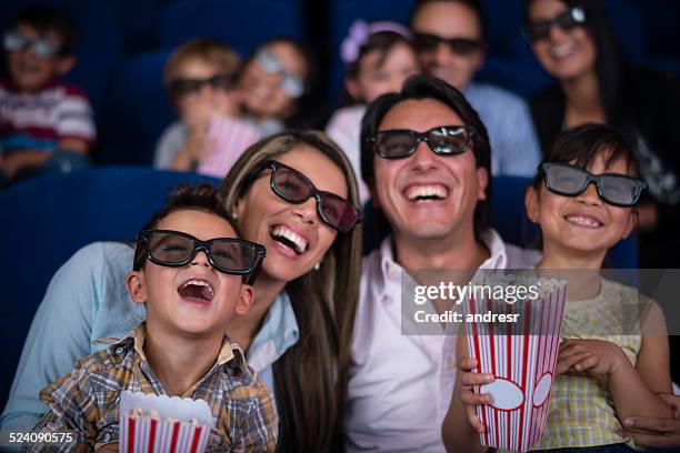 famiglia guardando un film in 3d - 3d adult movie foto e immagini stock