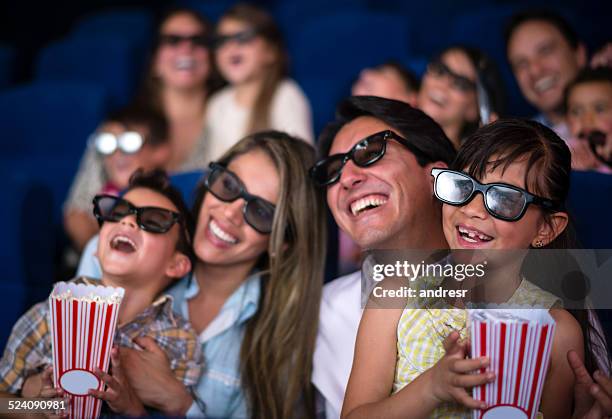 famiglia divertirsi presso il cinema - 3d adult movie foto e immagini stock