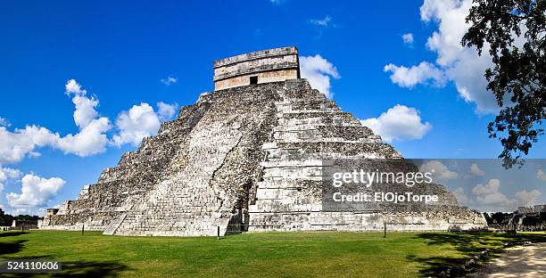 pyramid of kukulcan at chich'en itza also known as "temple of kukulcan" and "el castillo" ("the castle"), m��xico - zapotec people stock pictures, royalty-free photos & images