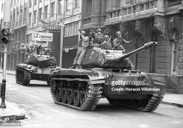 Tanks are coming towards La Moneda at ten in the during the coup d'etat led by Commander of the Army General Augusto Pinochet.