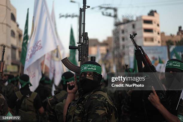 Palestinian militants from the Ezzedine al-Qassam brigade, the armed wing of Hamas, take part in a march in Gaza City on September 14, 2013. Photo:...
