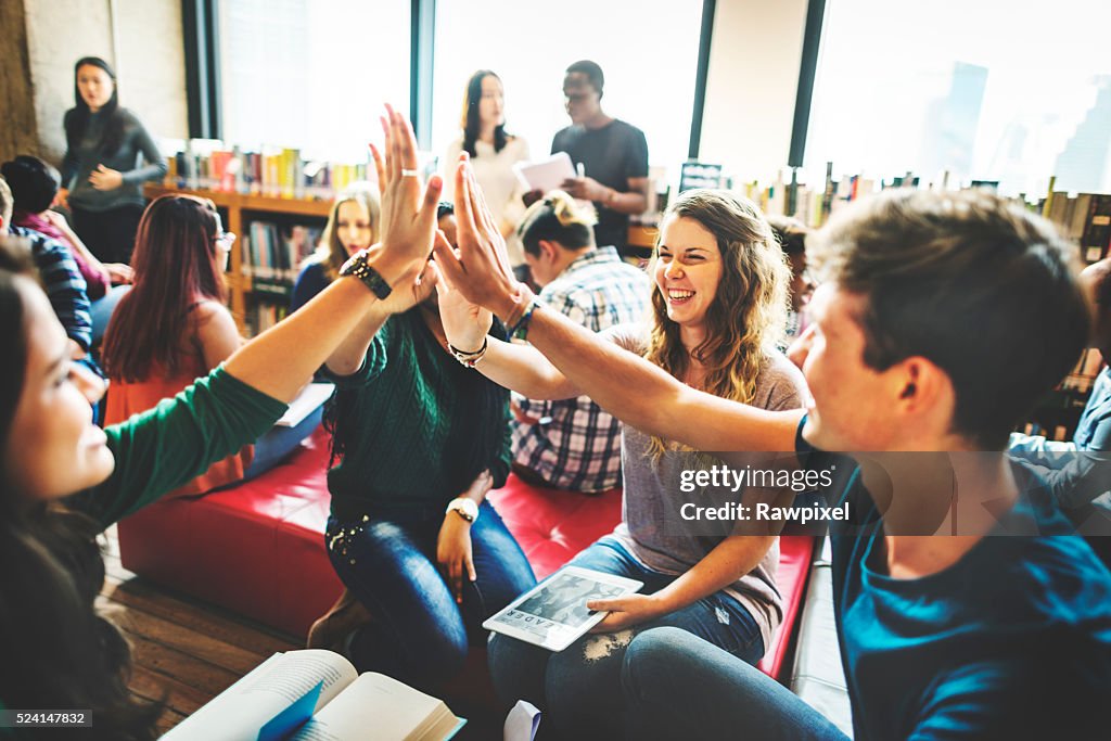 Camarade de classe salle de classe internationale ami Concept de partage