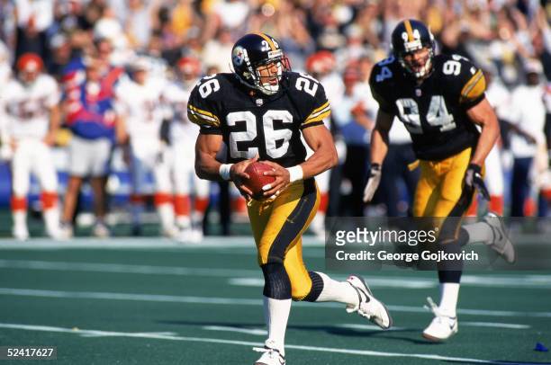 Cornerback Rod Woodson of the Pittsburgh Steelers returns a Jeff Blake fumble for a touchdown during an NFL game against the Cincinnati Bengals on...