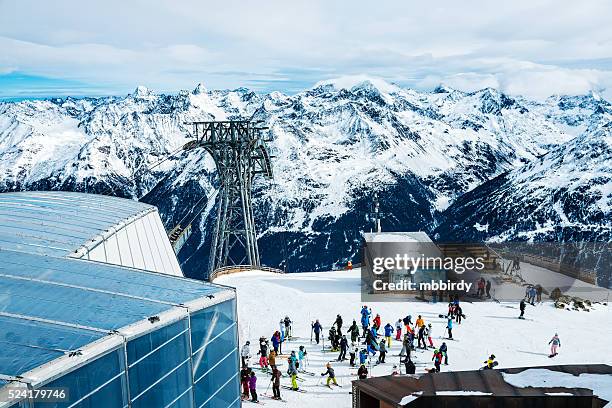 skifahrer auf ski resort sölden, tirol, österreich - solden stock-fotos und bilder