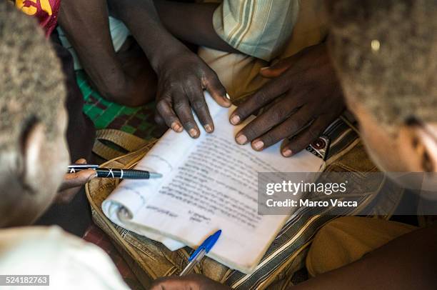 kids in circle studying - children of chad ストックフォトと画像