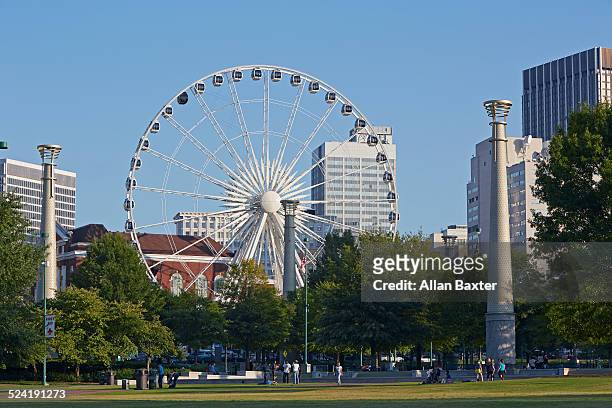 skyview ferris wheel in downtown atlanta - centennial park stock-fotos und bilder