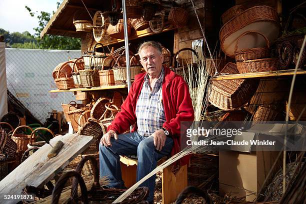 german basket maker - seulement des hommes seniors photos et images de collection
