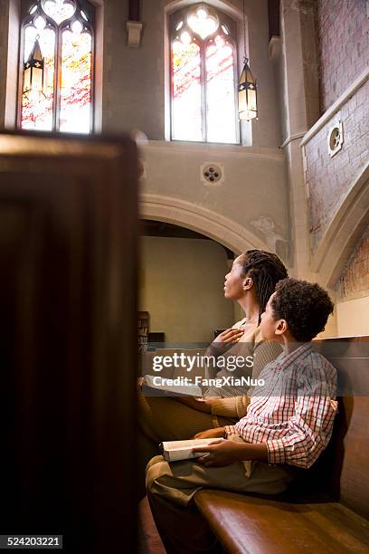 madre e hijo medida de la biblia en church - minister fotografías e imágenes de stock