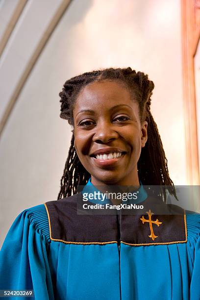 femme souriant église membre - minister clergy photos et images de collection