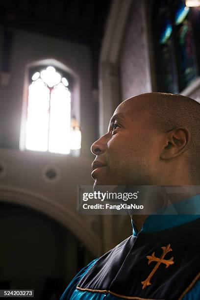 macho miembro durante la iglesia de medida - minister fotografías e imágenes de stock