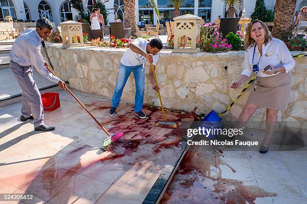 While the tourists under the shock continue to circulate around the swimming pool where the employees of the hotel clean the numerous tracks of...