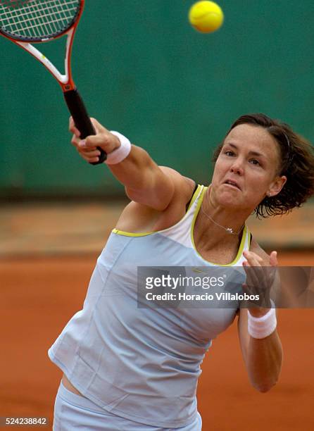 Top-seed Lindsay Davenport faces Belgium's Kim Clijsters during their fourth round match at the 2005 French Open tennis tournament at Roland Garros...