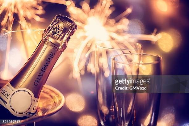 sensação de festa e champanhe com faíscas - champagne bottle imagens e fotografias de stock