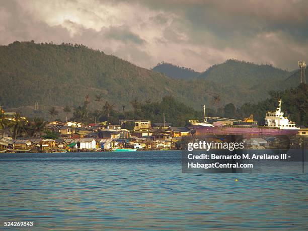 grounded ship in tacloban city - tacloban stock-fotos und bilder