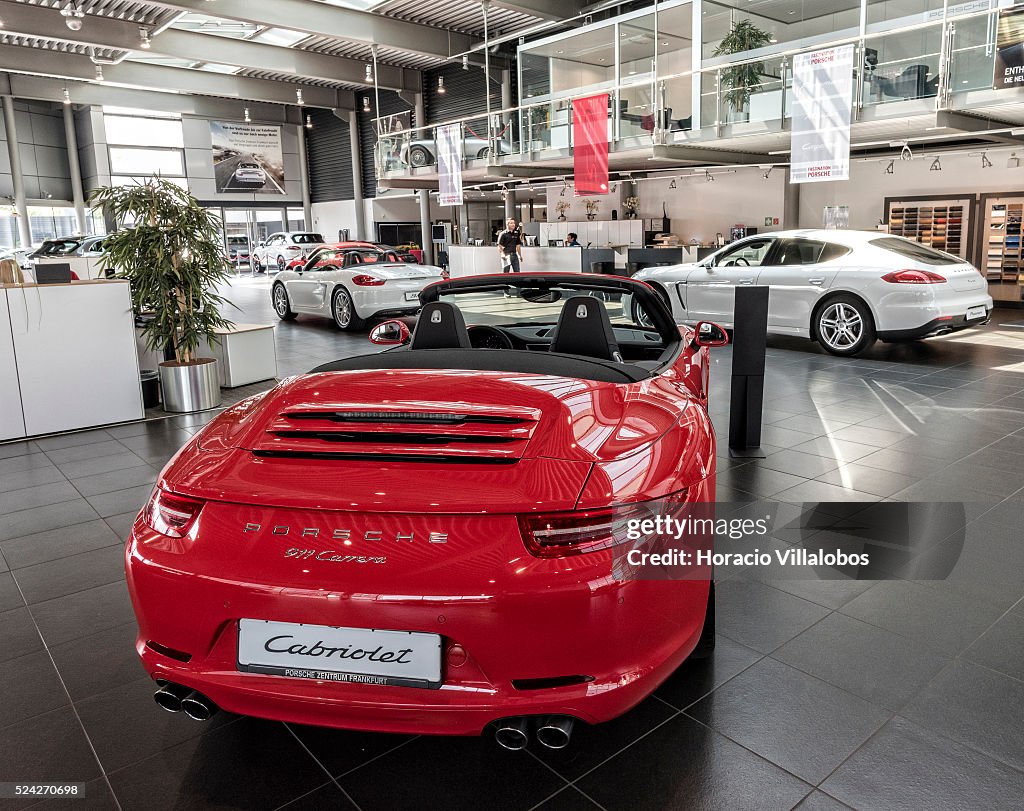 Porsche shows record sales in April 2015.