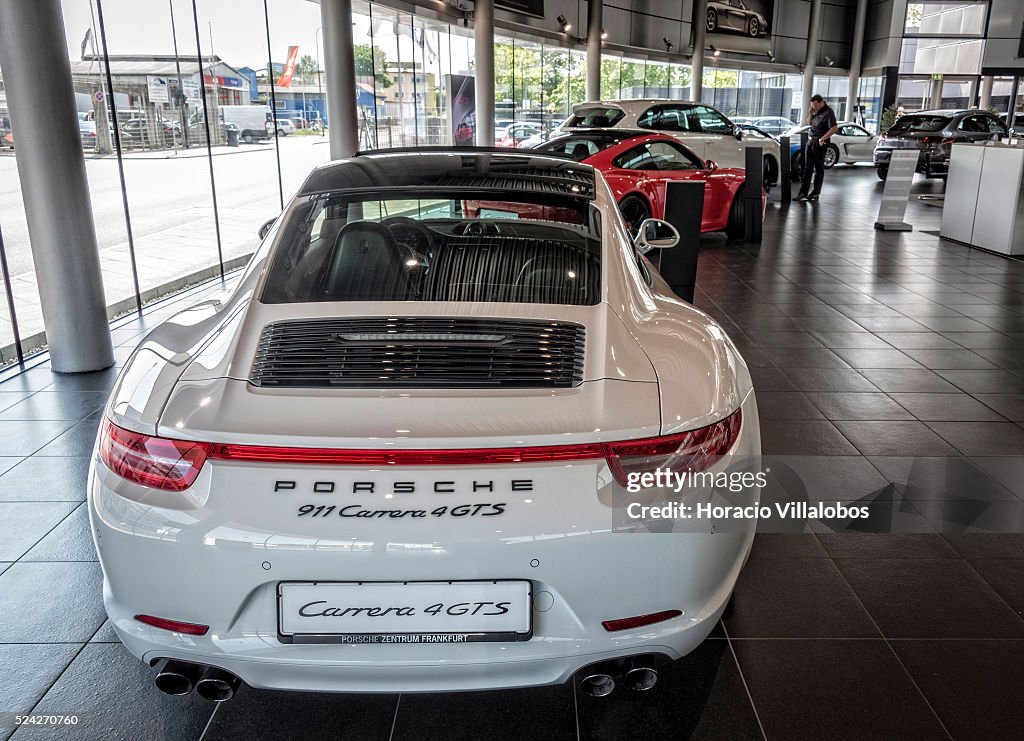 Porsche shows record sales in April 2015.