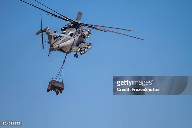ch-53e super stallion (sikorsky) helicopter carrying military humvee - marine engineering stockfoto's en -beelden