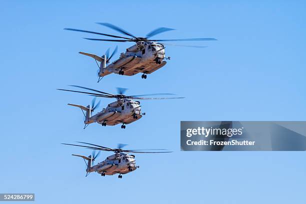 three ch-53e super stallion (sikorsky) helicopter formation - united states marine corps stockfoto's en -beelden