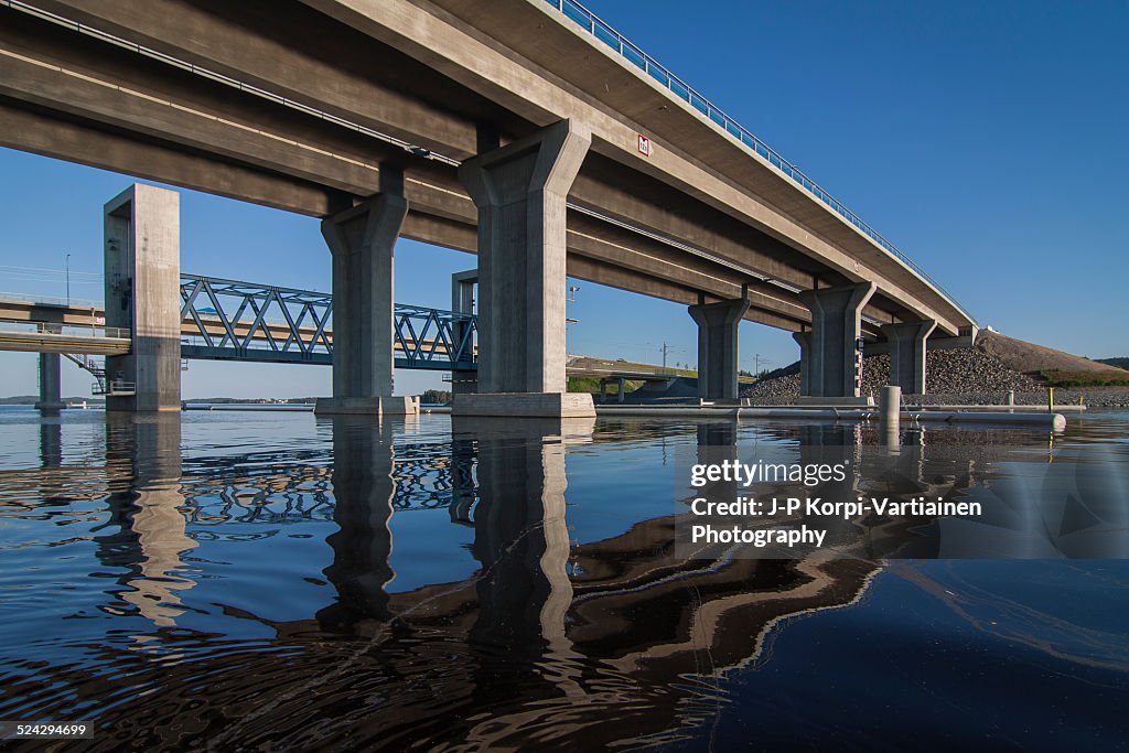 Reflecting water under the Kallavesi bridges