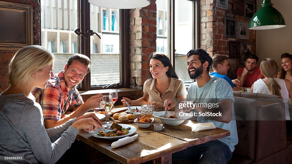 Genießen Sie ein Essen mit Freunden