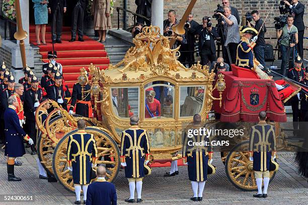 dutch royals sie binnenhof während prinsjesdag in den haag - prinsjesdag stock-fotos und bilder