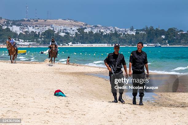 Two weeks after the terrorist attack of Sousse which made 39 tourists deaths, the tourist beaches of Hammamet are deserted, the police on foot, on...