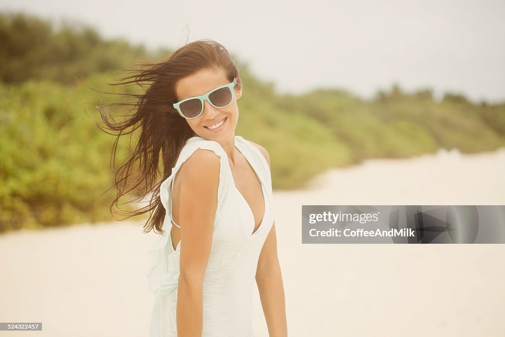 Schöne Frau am Strand