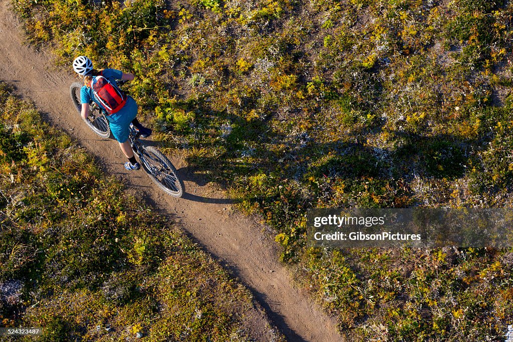 Chica bicicleta de montaña