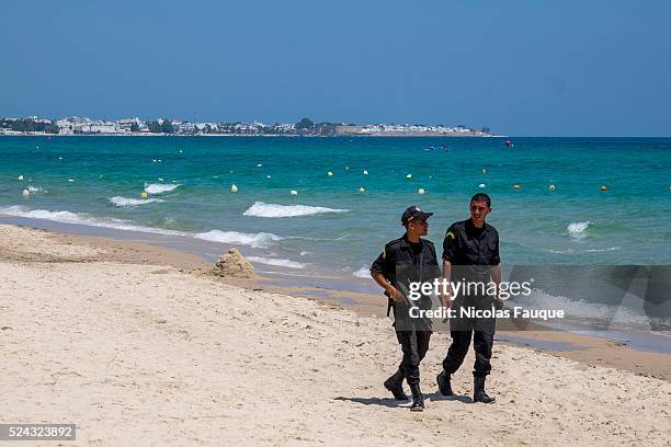 Two weeks after the terrorist attack of Sousse which made 39 tourists deaths, the tourist beaches of Hammamet are deserted, the police on foot, on...