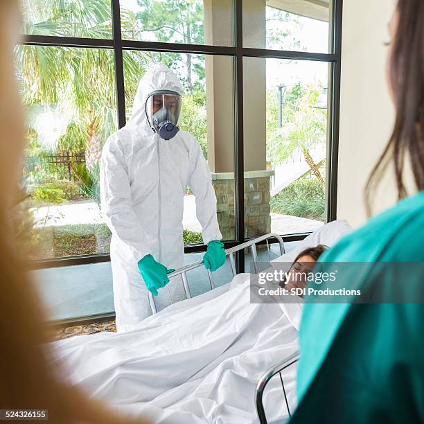 médecin en habit équipement de protection teaching hospital protocole de sécurité - ebola patient photos et images de collection