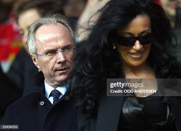 El sueco Sven Goran Eriksson, entrenador del seleccionado ingles y su acompanante Nancy Dell'Ollio asisten al encuentro Arsenal vs Manchester United,...