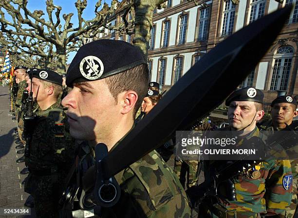 Des soldats de l'Eurocorps participent a la prise d'arme en l'honneur de leur retour de mission en Afganistan de l'Eurocorps, le 16 mars 2005 a...