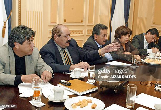 El presidente del Congreso boliviano Hormando Vaca Diez y el presidente de la camara de diputados Mario Cossio, encabezan una reunion de jefes de...