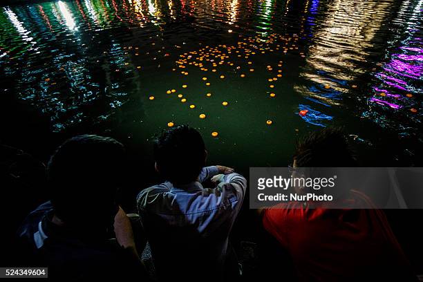 Chinese unmarried men collect mandarin oranges during Chap Goh Mei festival at a lake in Petaling Jaya near Kuala Lumpur, Malaysia, 5 March 2015....