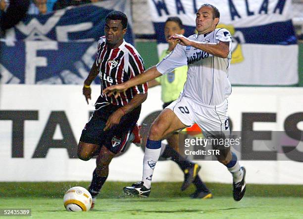 Leonardo Desabato de Quilmes trata de marcar a Grafite de San Pablo de Brasil, en Buenos Aires el 16 de marzo de 2005, en partido del grupo 3 de Copa...