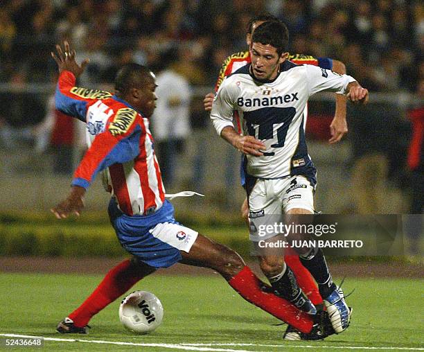Jaime Lozano from the Pumas of Mexico vies with Jerry Palacios from Olimpia of Honduras during their match in Mexico City, 16 March 2005. AFP...