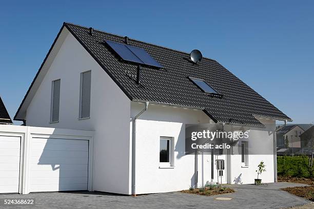 neue allgemeine eine familie haus mit garage - einfamilienhaus stock-fotos und bilder